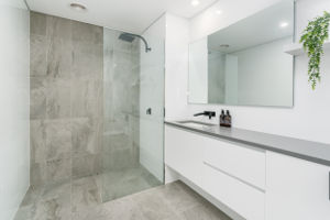 Douche italienne installée dans une salle de bain moderne